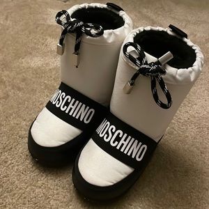 Unisex Moschino Toddler Booties Size 26/28, Designer runs small, fits like 10.5